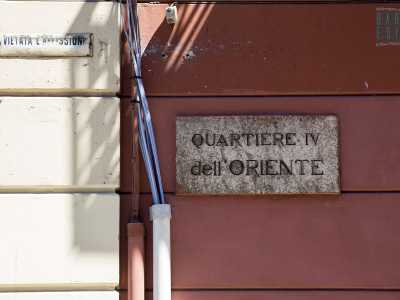 Usciamo e ci ricordiamo di una targa degli anni 20 posta a pochi metri da qui, in via Zuppetta: ricorda come quest'angolo di Bari fosse un tempo denominato �quartiere d�Oriente�. Saranno anche passati cento anni, ma tra cinesi e indiani non c�� nome che oggi calzi pi� a pennello per questa zona della citt� cos� esotica, cos� internazionale